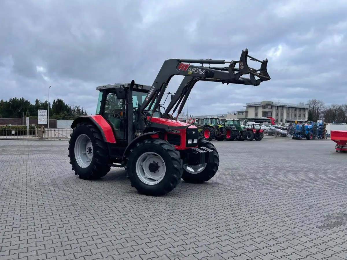 Używany ciągnik z ładowaczem.